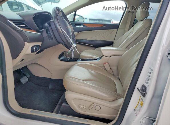 5LMCJ2C94KUL02007 2019 LINCOLN MKC Белый Вид салона спереди