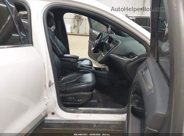 5LMCJ2D99KUL44302 2019 LINCOLN MKC Белый Вид салона спереди