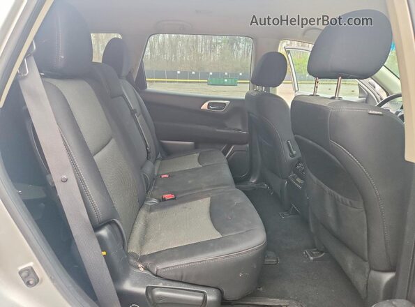 5N1DR2MN9HC673576 2017 NISSAN PATHFINDER Серебряный Вид задней части салона