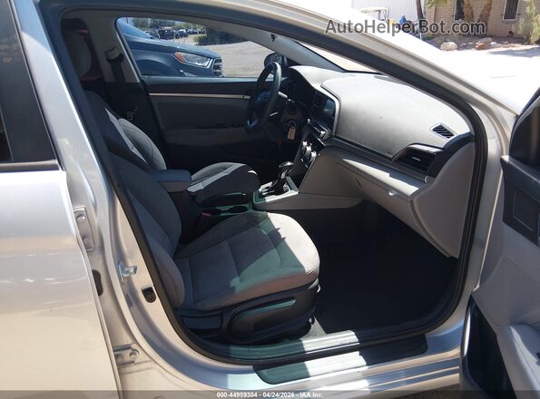 5NPD84LF2KH435853 2019 HYUNDAI ELANTRA Серебряный Вид салона спереди