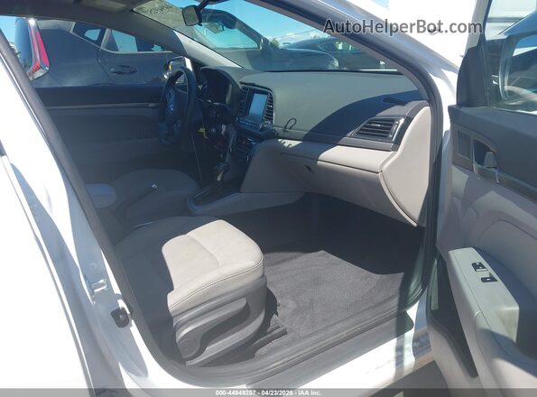 5NPD84LF3HH211628 2017 HYUNDAI ELANTRA Белый Вид салона спереди