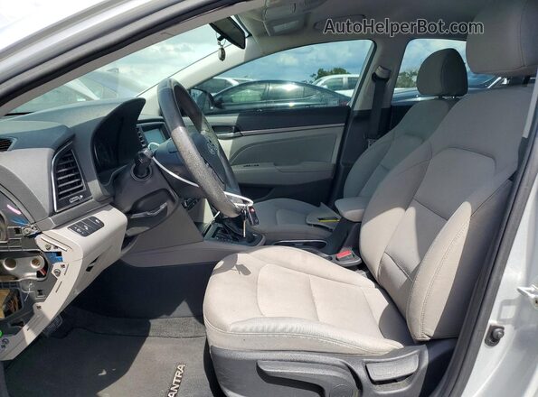 5NPD84LF3JH382157 2018 HYUNDAI ELANTRA Серебряный Вид салона спереди
