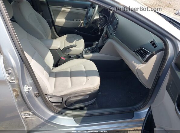 5NPD84LFXHH001883 2017 HYUNDAI ELANTRA Серебряный Вид салона спереди