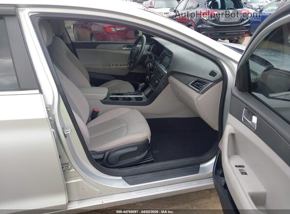 5NPE24AF6GH369985 2016 HYUNDAI SONATA Серебряный Вид салона спереди