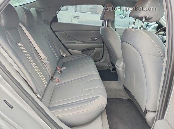 5NPLS4AG8NH064730 2022 HYUNDAI ELANTRA Silver Widok tylnych siedzeń