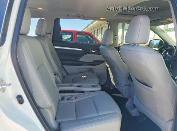 5TDJZRFH2JS539181 2018 TOYOTA LE White უკანა სალონის ხედი