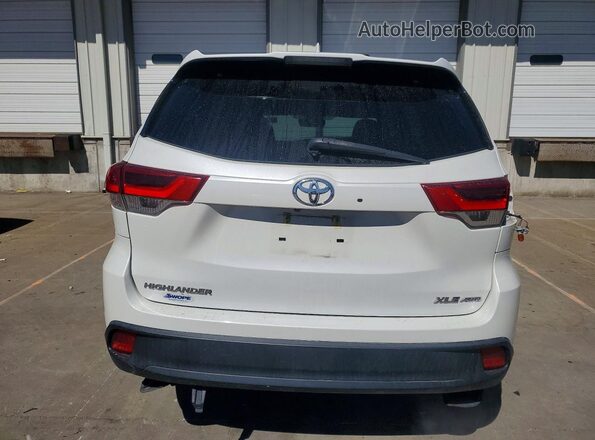5TDJZRFH2JS539181 2018 TOYOTA LE White უკანა ხედი