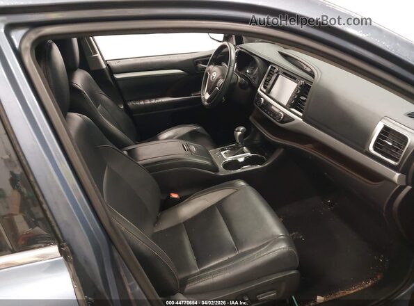5TDJZRFH9HS483668 2017 TOYOTA LE Синий Вид салона спереди