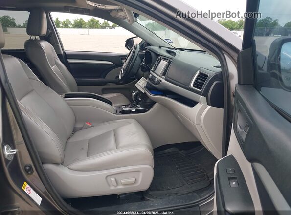 5TDKZRFH6JS271370 2018 TOYOTA LE Серый Вид салона спереди