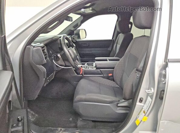 5TFKB5DB3SX311735 2025 TOYOTA TUNDRA Серебряный Вид салона спереди