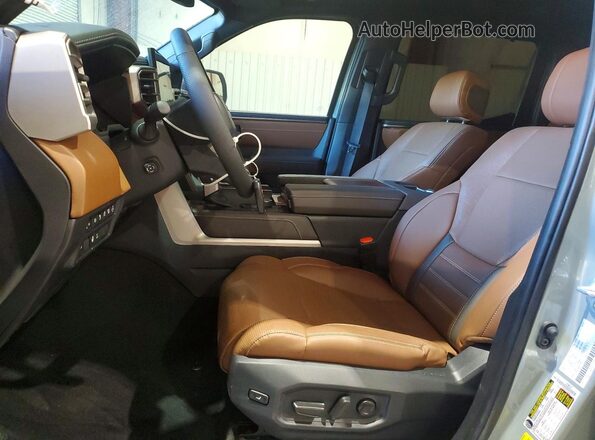 5TFMC5DBXTX114729 2026 TOYOTA TUNDRA Silver Front interior view