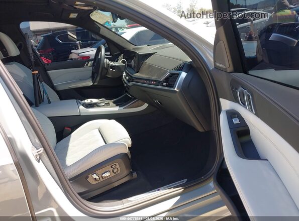 5UX23EM01P9N85182 2023 BMW X7 Gray Vista interior delantera