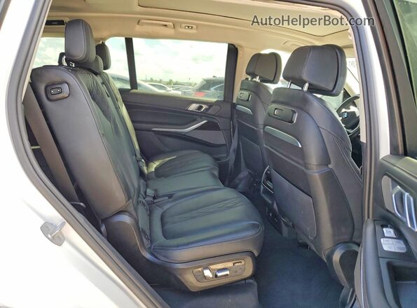 5UX23EM02S9X95637 2025 BMW X7 White Widok wnętrza z tyłu