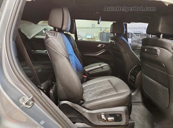 5UX23EM02S9Z45441 2025 BMW X7 Gray Widok wnętrza z tyłu