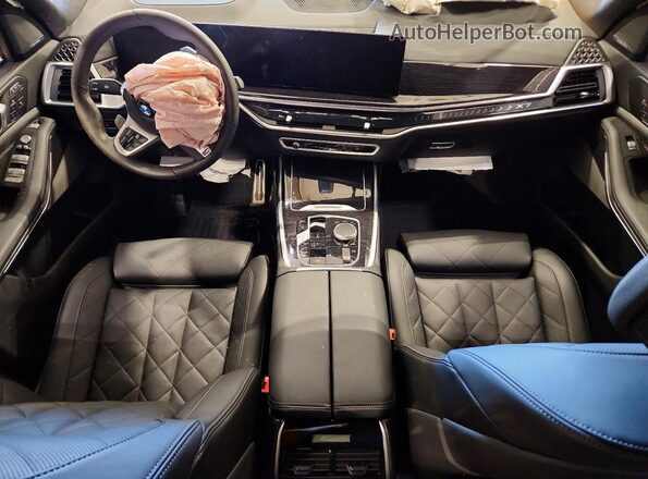 5UX23EM02S9Z45441 2025 BMW X7 Gray Widok deski rozdzielczej
