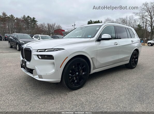 5UX23EM03R9U24321 2024 BMW X7 White Przód lewy