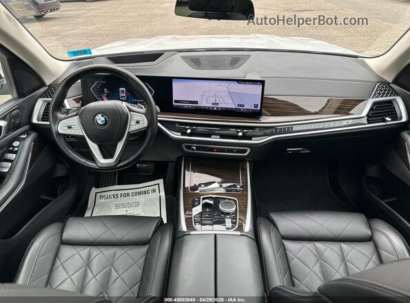5UX23EM03R9U24321 2024 BMW X7 White Widok z przodu