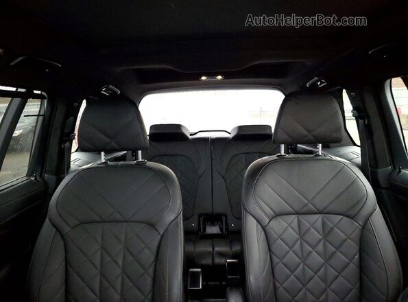 5UX23EM03S9W48193 2025 BMW X7 Белый Вид задних сидений