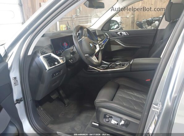 5UX23EM04S9Z58367 2025 BMW X7 Gray Widok wnętrza z przodu