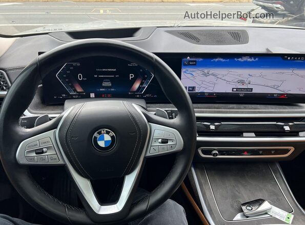 5UX23EM06P9R65571 2023 BMW X7 White Vista interior delantera