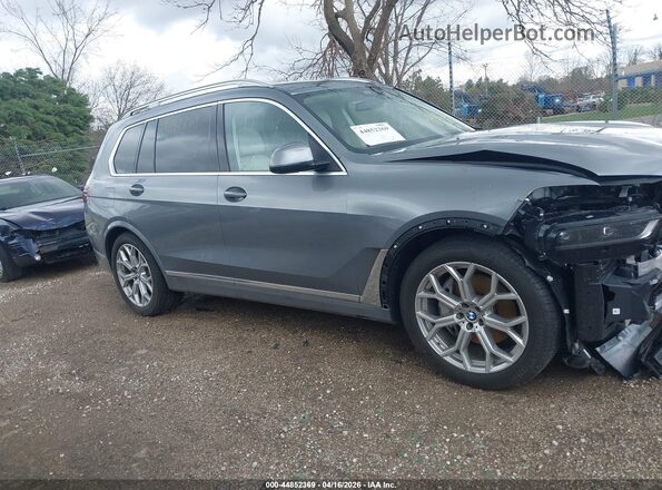 5UX23EM07P9S03835 2023 BMW X7 Gray Vista interior trasera