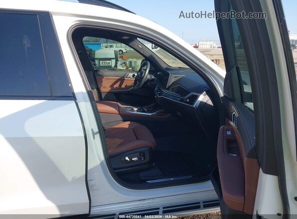 5UX23EM07S9W44955 2025 BMW X7 White Widok wnętrza z przodu