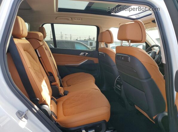 5UX23EM07T9160561 2026 BMW X7 White Vista interior trasera