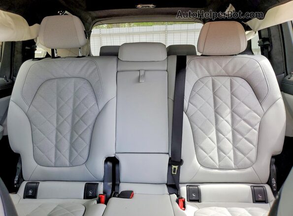 5UX23EM08S9Z90447 2025 BMW X7 Gray Widok tylnych siedzeń