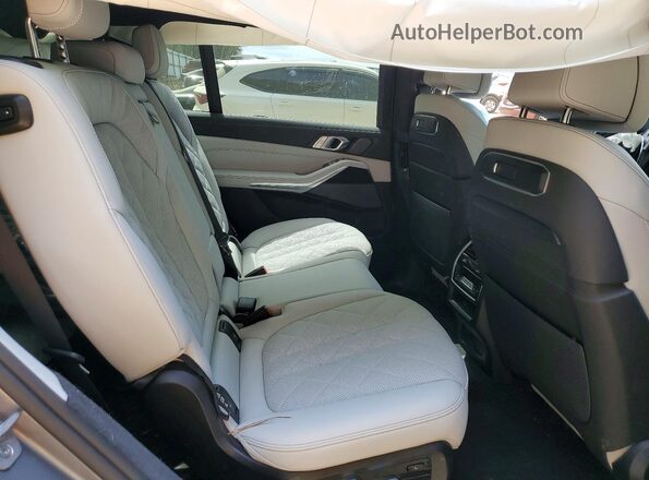 5UX23EM08S9Z90447 2025 BMW X7 Gray Widok wnętrza z tyłu
