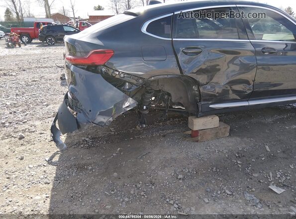 5UX2V1C01M9G65956 2021 BMW X4 Gray Widok z przodu