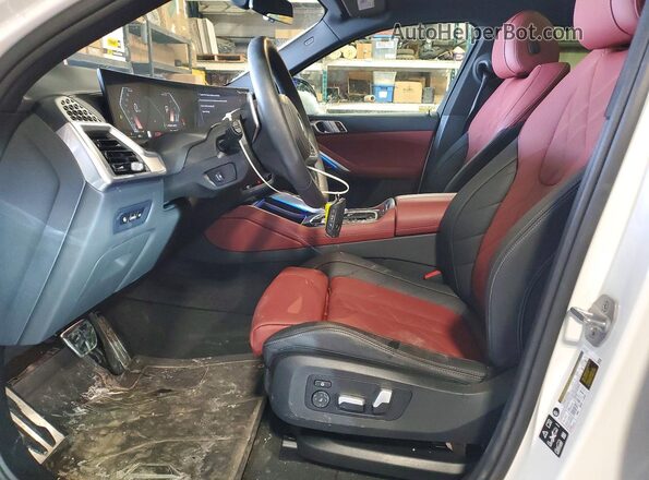 5UX33EX00R9V54945 2024 BMW X6 Белый Вид салона спереди
