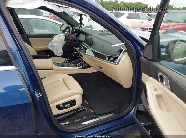 5UXCW2C01M9D85879 2021 BMW X7 Blue Вид салону спереду
