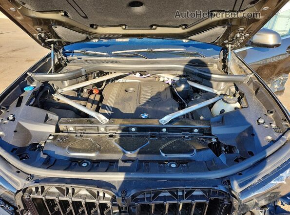 5UXCW2C01N9L61256 2022 BMW X7 Charcoal Vista del compartimento del motor