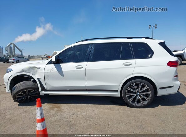 5UXCW2C07N9J89010 2022 BMW X7 Белый Вид задней части салона