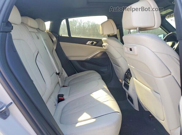 5UXCY6C06P9P92292 2023 BMW X6 White Widok tylnych siedzeń