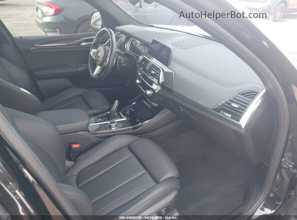 5UXTY9C02L9B25590 2020 BMW X3 Черный Вид салона спереди
