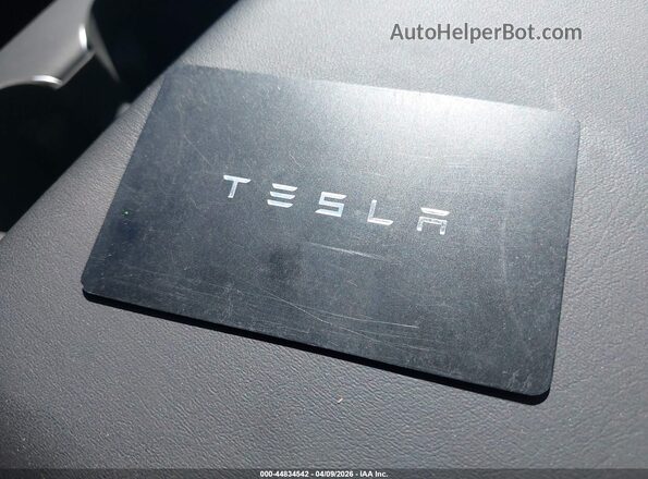 5YJ3E1EB4SF904386 2025 TESLA MODEL 3 Красный Вид панели приборов