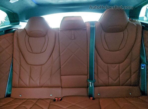 5YM23CS08P9S69925 2023 BMW OTHER White Vista de los asientos traseros