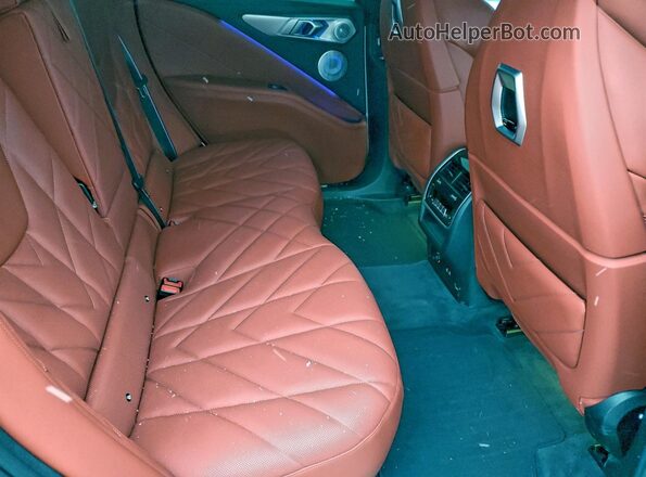 5YM23CS08P9S69925 2023 BMW OTHER White Vista interior trasera