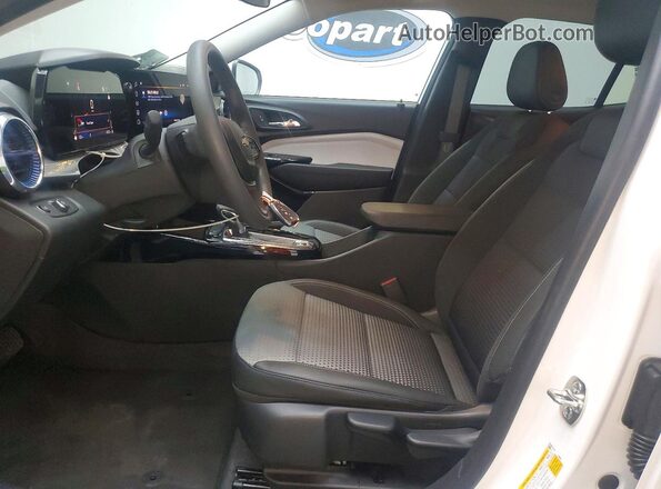 KL77LHEP3TC088570 2026 CHEVROLET TRAX White Widok wnętrza z przodu