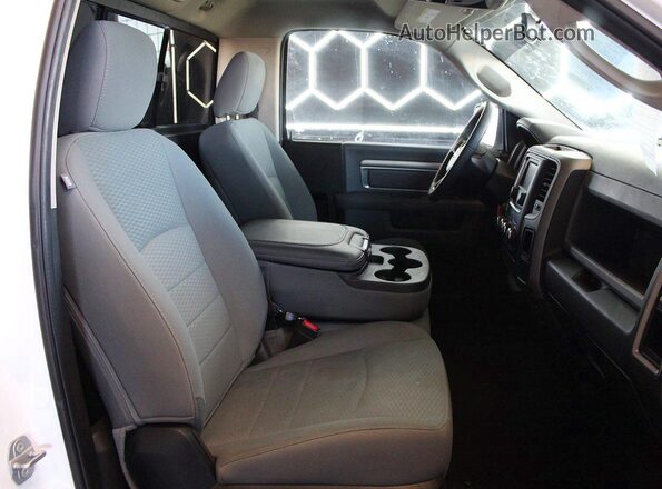 3C6JR6DT4KG506907 2019 RAM 1500 Белый Вид сзади