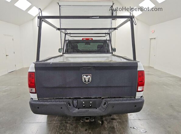 3C6JR6DT7LG232040 2020 RAM 1500 Белый Вид салона спереди