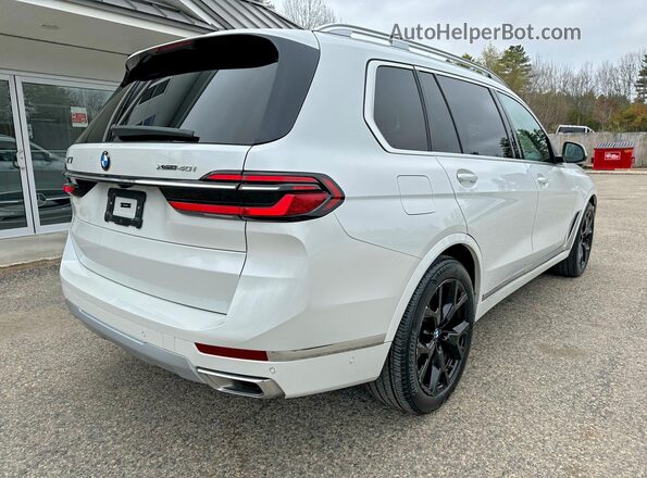5UX23EM03R9U24321 2024 BMW X7 White Widok z przodu