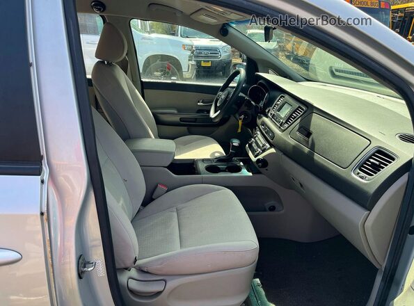 KNDMA5C1XJ6403384 2018 KIA SEDONA Серебряный Вид спереди
