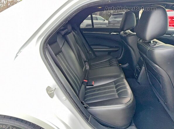 2C3CCABG8PH628211 2023 CHRYSLER 300 White Front interior view