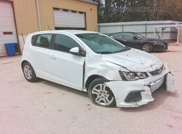 1G1JG6SB1L4106397 2020 CHEVROLET SONIC Белый Вид спереди