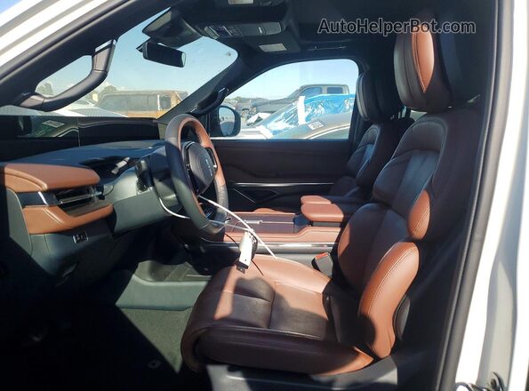 5LMJJ2LG0SEL03459 2025 LINCOLN NAVIGATOR Белый Вид панели приборов