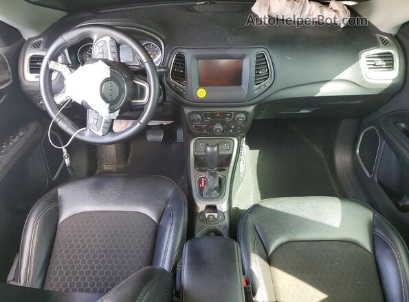 3C4NJCBB7LT258008 2020 JEEP COMPASS Silver Vista del cuadro de instrumentos