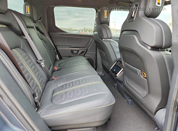 7FCTGAAA2NN016713 2022 RIVIAN R1T Gray უკანა სავარძლების ხედი