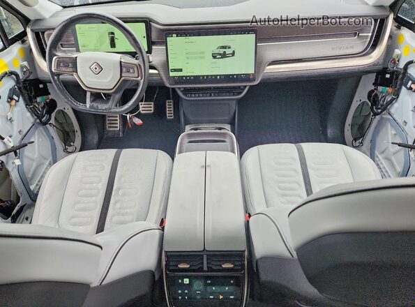 7FCTGAAL7PN022768 2023 RIVIAN R1T Белый Вид панели приборов